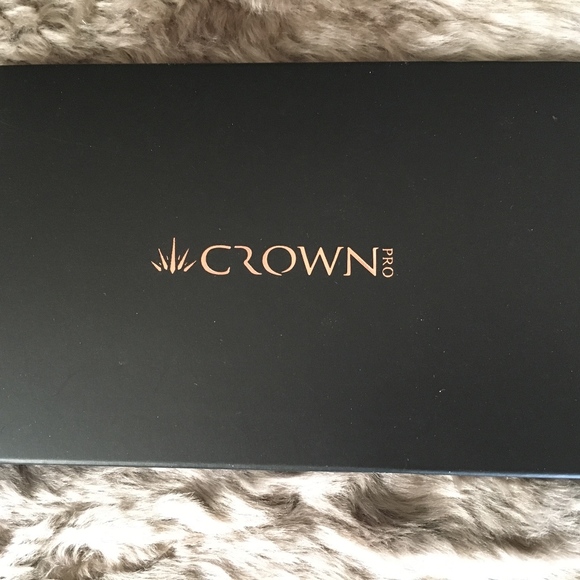NEW Crown Pro Eyeshadow Palette - Picture 3 of 6